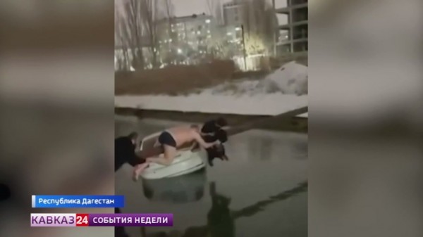 Жители Махачкалы спасли людей из упавшего в воду автомобиля: подробности истории