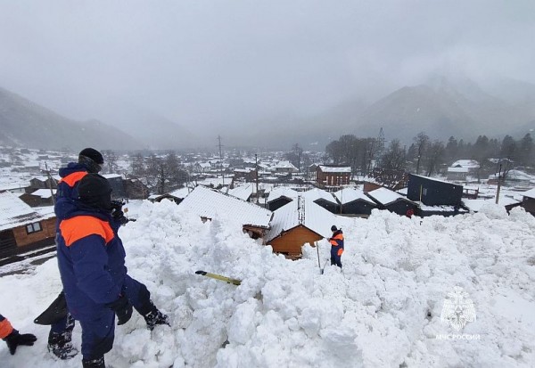 В Карачаево-Черкесии снежная лавина сошла на поселок Архыз