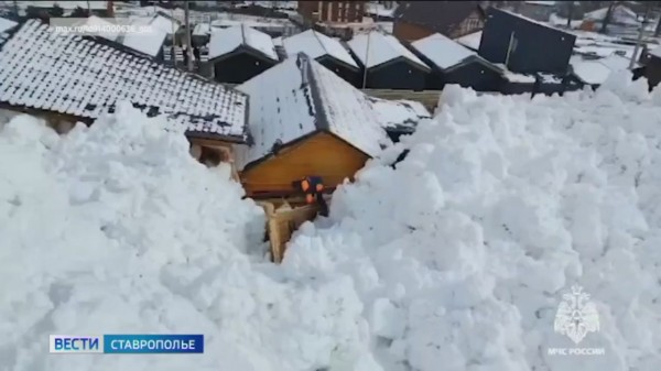 Снежные лавины неожиданно сошли в поселке Архыз и Приэльбрусье