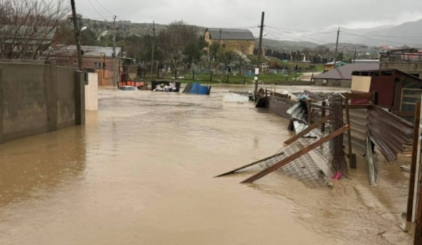 Рушатся мосты, уходят под воду дома: Дагестан переживает сильнейшее наводнение