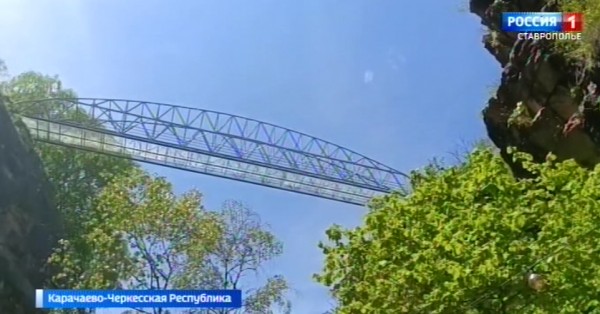 Стеклянный мост на высоте 30 метров откроют в КЧР
