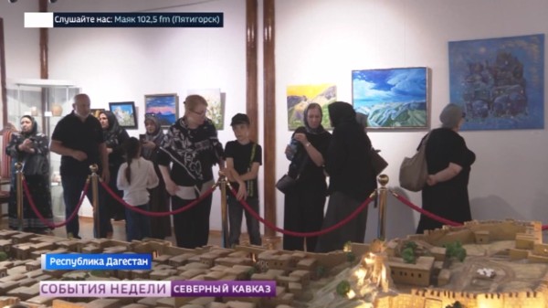 В Дербенте открылась выставка «Время. Пространство»